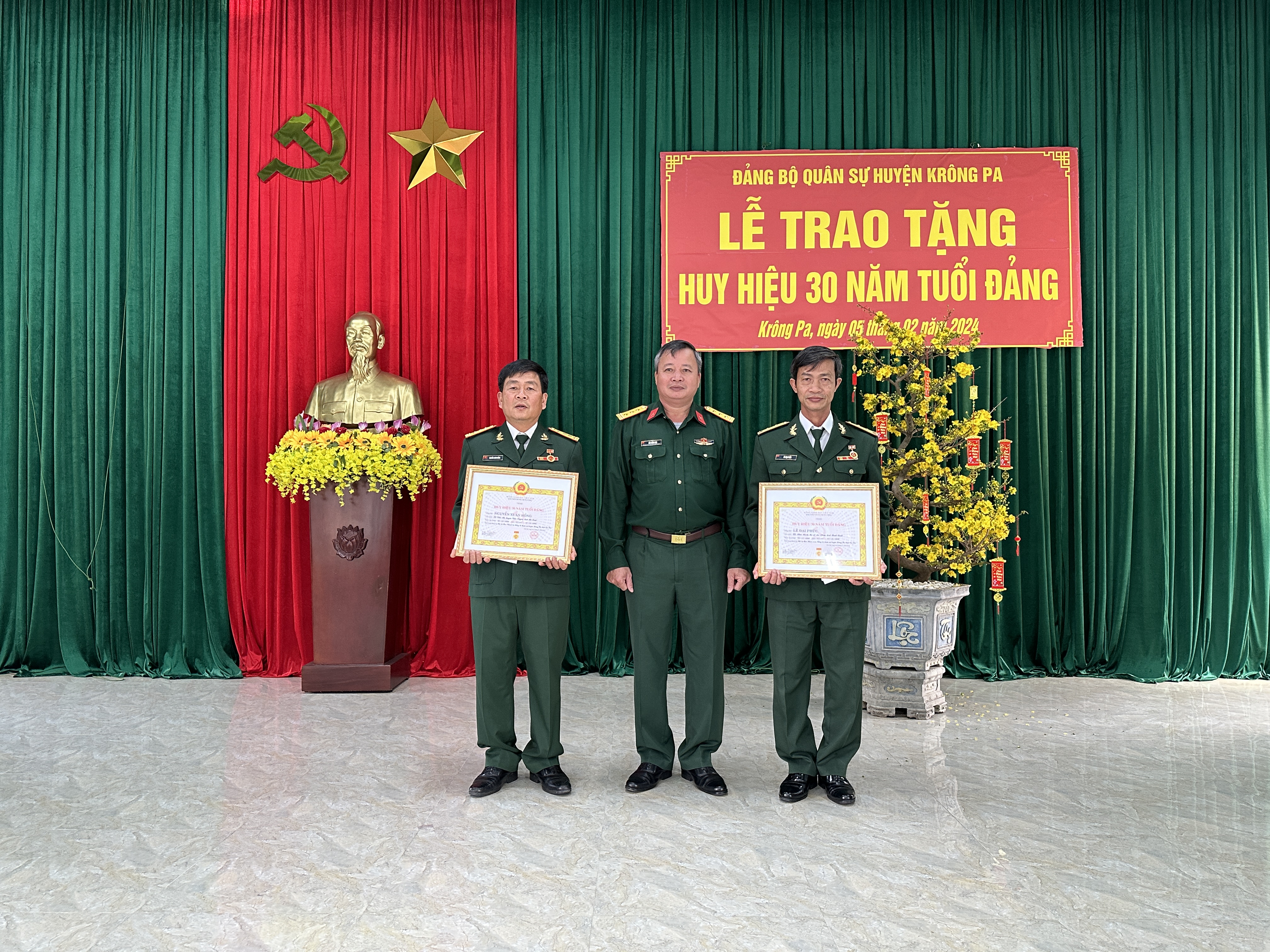 Đảng bộ Quân sự huyện Krông Pa tổ chức Lễ trao tặng Huy hiệu 30 năm tuổi Đảng