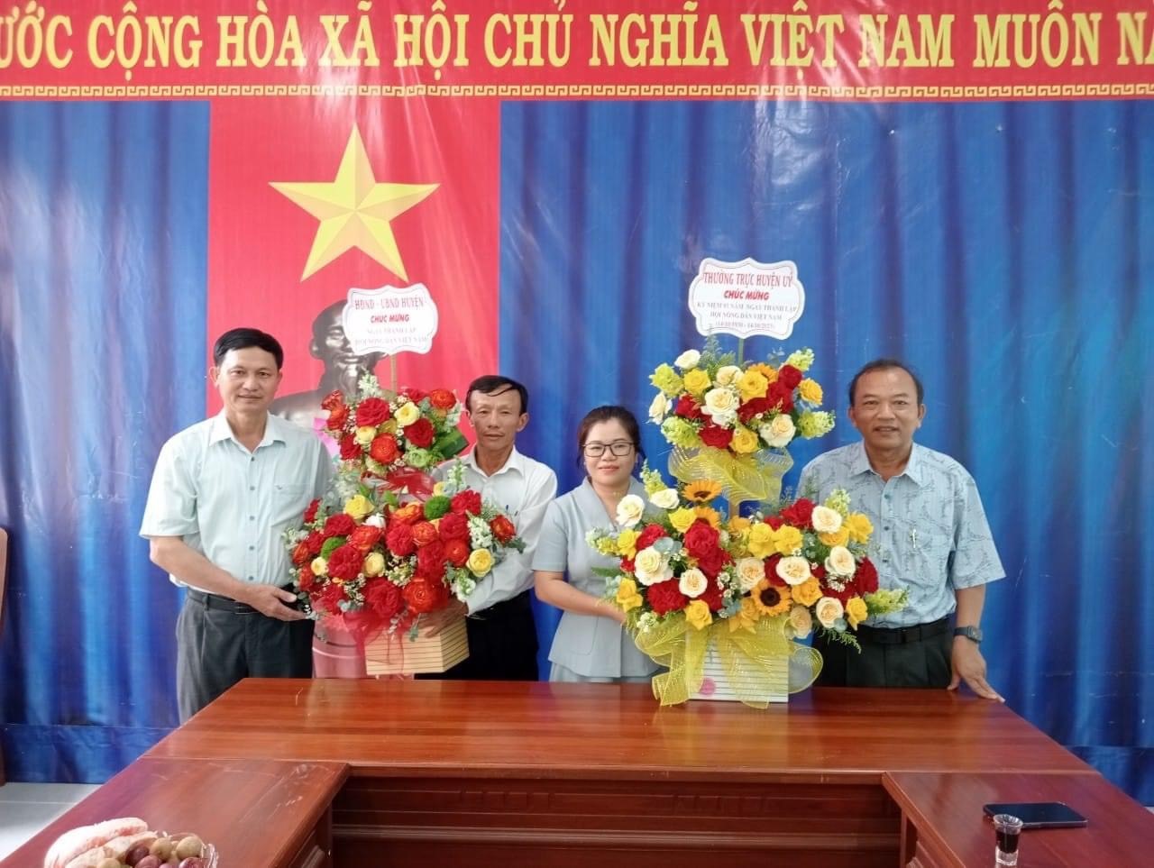 Thường trực Huyện uỷ, HĐND – UBND huyện Krông Pa đến thăm chúc mừng kỷ niệm 93 năm Ngày thành lập Hội Nông dân Việt Nam