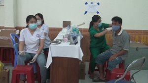 Trung tâm Y tế huyện triển khai tiêm hơn 5000 liều văc xin phòng Co...
