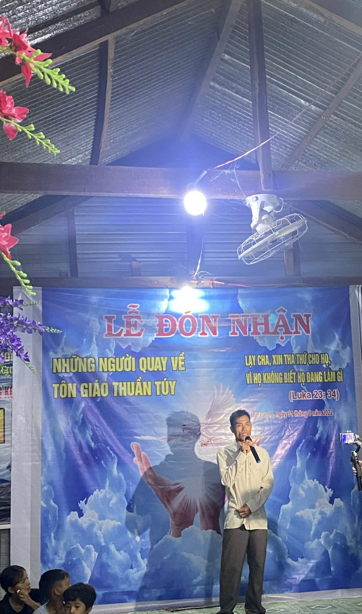 Điểm nhóm Tin Lành truyền giảng Phúc Âm buôn Toát, xã Ia Rrươm, huyện Krông Pa tổ chức đón nhận người bỏ “Tin Lành Đề ga “