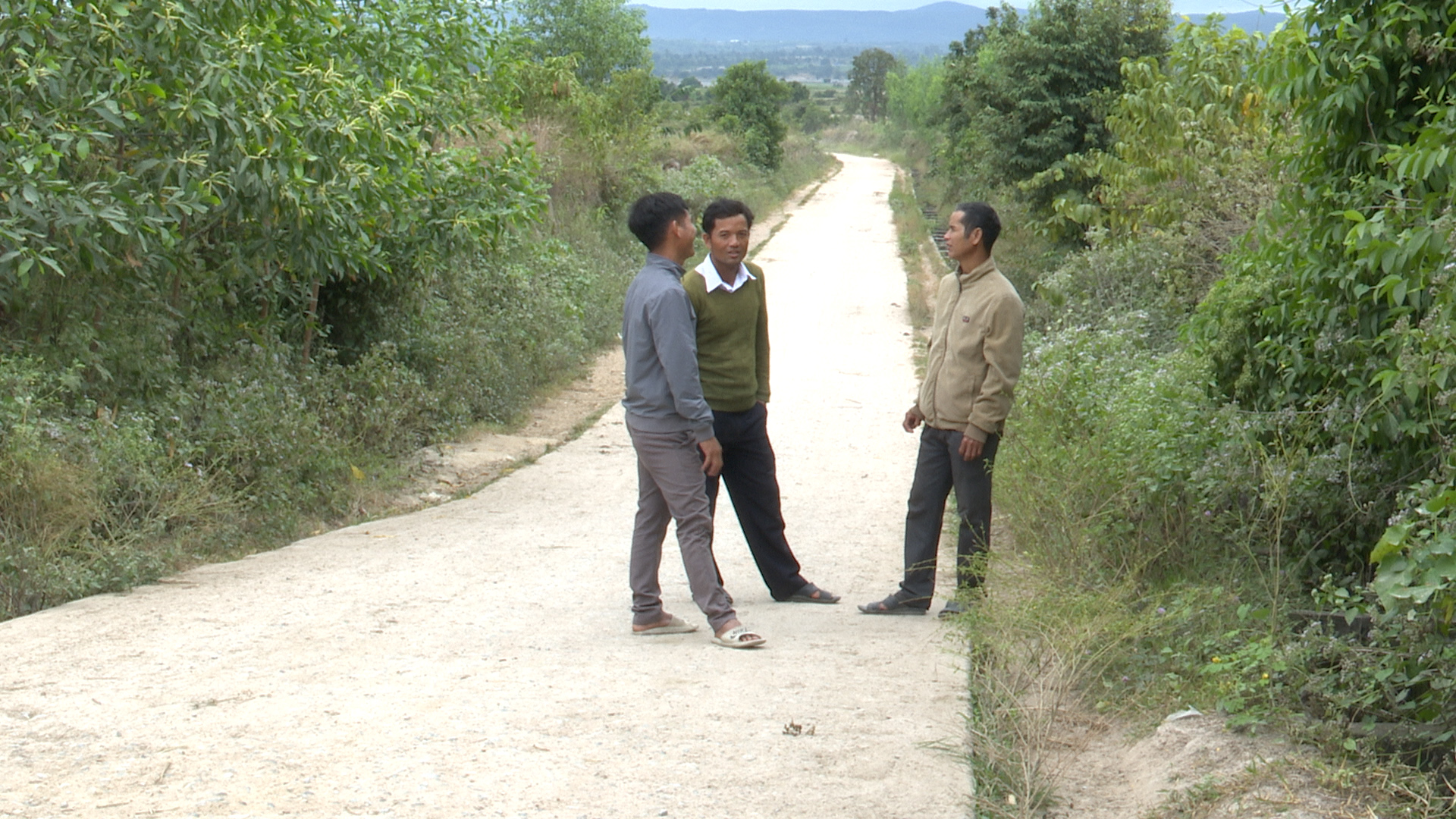 Nhân dân đồng thuận hiến đất làm đường tại xã Chư Ngọc