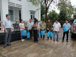 Liên đoàn Lao động tỉnh Gia Lai trao tặng quà tết cho công nhân viê...