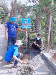 Đoàn xã thanh niên xã Ia Rsươm ra quân tổng dọn vệ sinh môi trường 