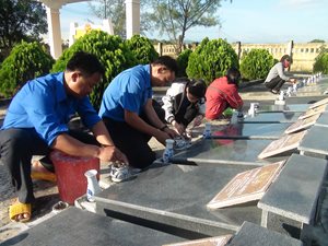 Đoàn viên thanh niên huyện Krông Pa tổ chức dọn vệ sinh Nghĩa trang...