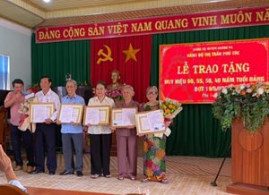 Đảng bộ xã Chư Gu trao tặng Huy hiệu Đảng đợt 19/05/2024 và Kỷ niệm...
